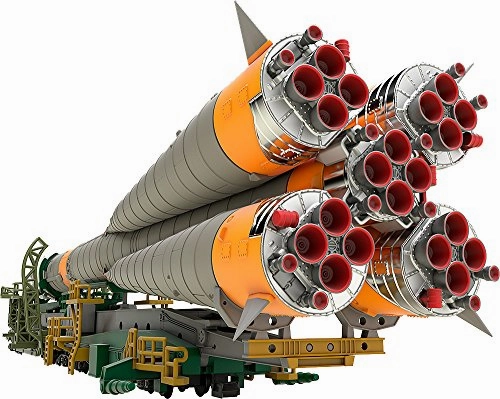 Gaming Showcase Designer Collectible 1/150 Plastic Model Soyuz Rocket & Transport Train