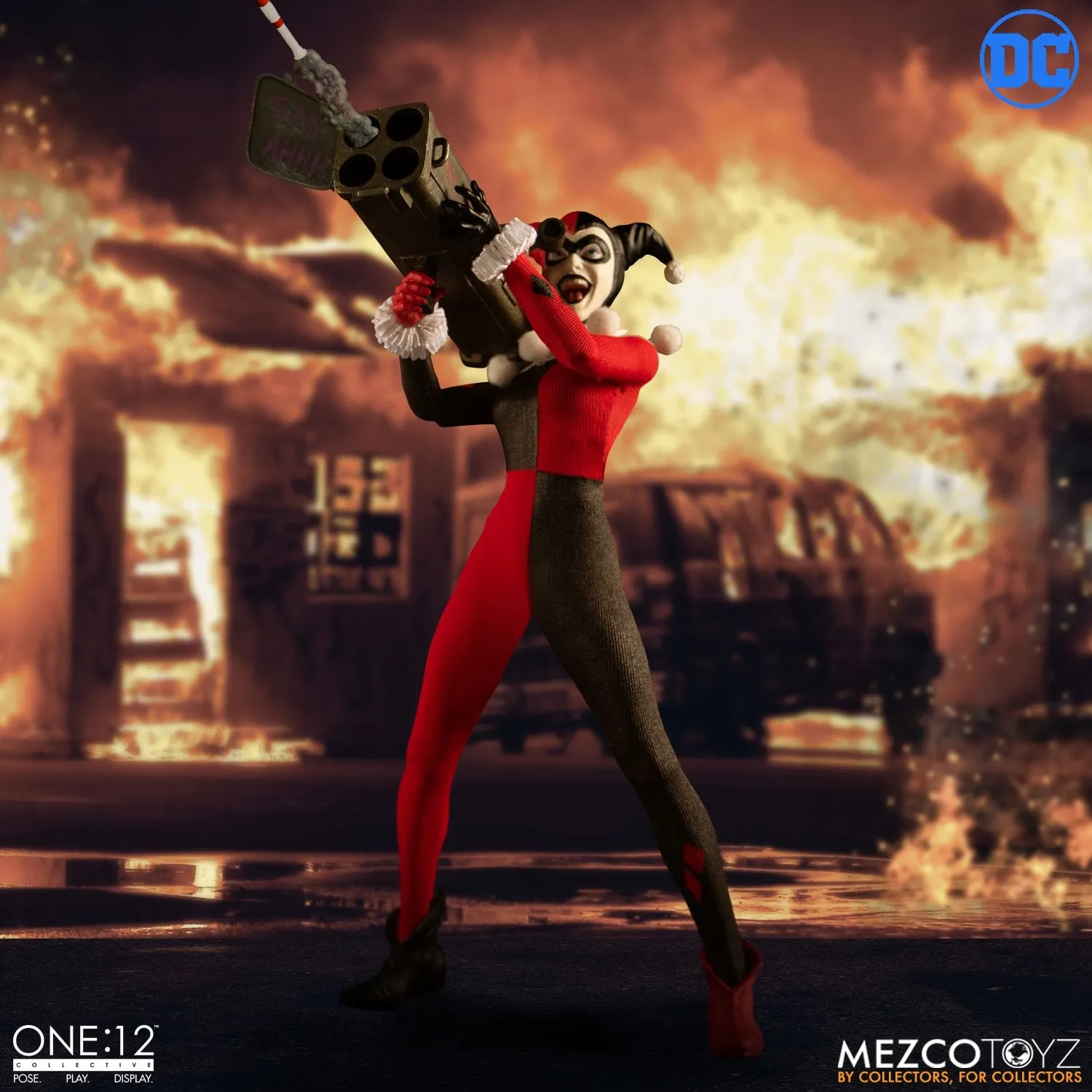 Mezco One:12 Harley Quinn Deluxe Edition Desktop Decor